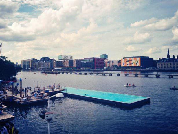 <p>Berlin'de Spree Nehri kenarında yer alan Arena Badeschiff havuzu</p>

<p>&nbsp;</p>
