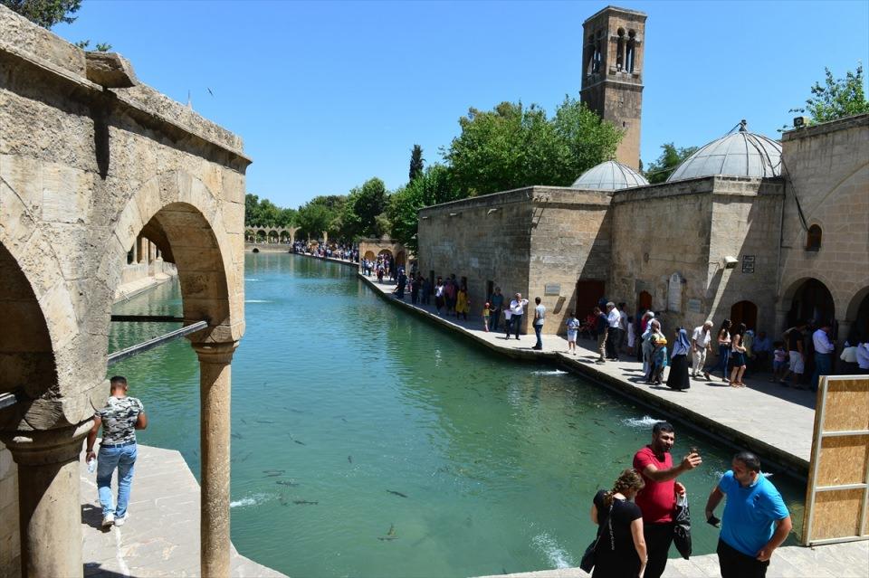 <p>Gastronomi turizmiyle dikkati çeken ve Gaziantep'in yanı sıra, tarihi taş evleri ve farklı medeniyetlere ev sahipliği yapan Mardin de en fazla ziyaretçiyi ağırlayacak illerin başında yer alıyor.</p>