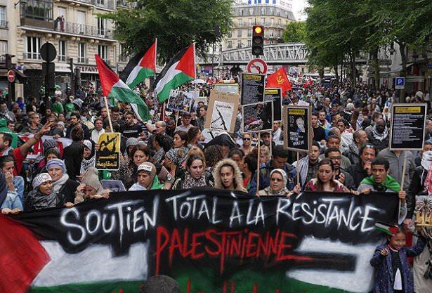 <p>İsrail'in Gazze'ye yönelik başlattığı ve çok sayıda masum sivilin ölümüne yol açan saldırılarına uluslararası siyasi alanda çok fazla ses çıkmasa da sokağa dökülen yüzbinlerce kişi İsrail'i protesto etti.</p>
