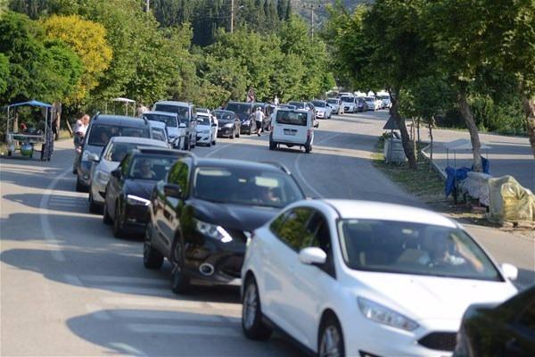 <p>Marmara ve Ege Bölgesi'ndeki kentlere ulaşmak için Çanakkale, Eceabat, Gelibolu ve Lapseki'deki iskelelere gelenler uzun araç kuyruklarıyla karşılaşıyor. </p>
<p> </p>