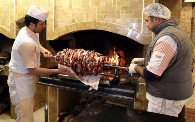 <p>Daha sonra etten fazla olan yağlar ayırt edilir. Bu işlemin tamamlanmasının ardından etleri terbiye ederek, 4 gün soğuk hava deposunda beklettikten sonra büyük cağlara vuruyoruz.</p>
