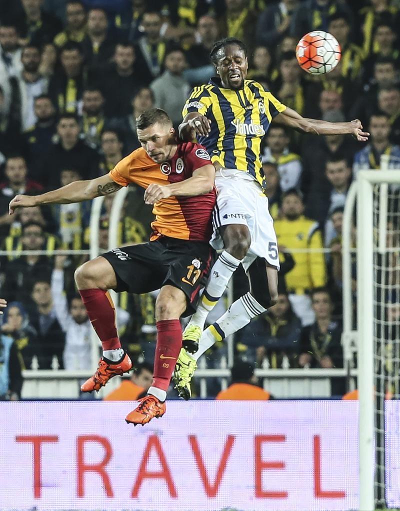 <p>Spor Toto Süper Lig'de Fenerbahçe ile Galatasaray Ülker Stadyumu Fenerbahçe Şükrü Saraçoğlu Spor Kompleksi'nde karşılaştı. Bir pozisyonda Fenerbahçeli Abdoulaye Ba, Galatasaraylı Lukas Podolski ile mücadele etti.</p>