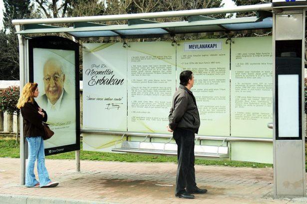 <div>NECMETTİN ERBAKAN</div>
<div> </div>
<p>Topluma mal olmuş kişilerin anısına tasarlanan "Vefa Durakları Projesi" kapsamında hazırlanan özel görseller Proje kapsamında ilk olarak İstiklal Marşı'nın şairi Mehmet Akif Ersoy için özel durak tasarlanmıştı. Barış Manço, Prof. Dr. Necmettin Erbakan, Muhsin Yazıcıoğlu, Kayahan, Turgut Özal ve Zeki Alasya gibi isimler anısına özel duraklar yapıldı.</p>