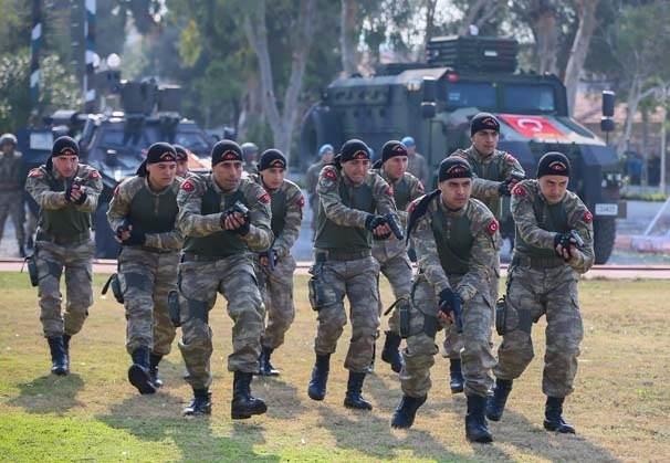 <p>İzmir'de dört haftalık intibak eğitimini tamamlayan 4'ü kadın, 436 subay adayı için yemin töreni düzenlendi.</p>