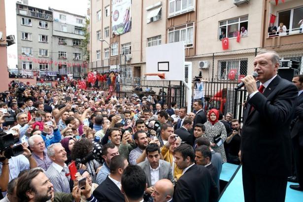 <p>Bu sefer gittik Eyüp Lisesi'nden 'lise fark' adı altında okuduğumuz derslerden tekrar imtihan olduk ve Eyüp Lisesi'nden ikinci diploma alarak İktisadi ve Ticari İlimler'e geçtik. Bütün bu engeller, daha sonra aynı şekilde devam etti" diye konuştu.</p>