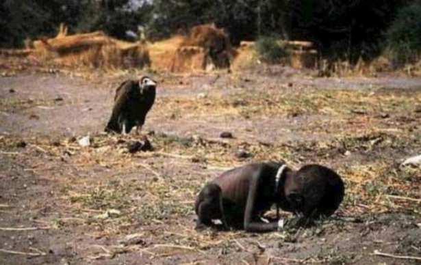 <p>Kevin Carter</p>

<p>Birleşmiş Milletler yemek kampına ulaşmaya çalışan çocuğun fotoğrafı Kevin Carter çekti.</p>
