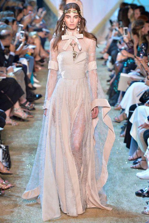 <p>Farklı gelinlik modelleriyle de ön plana çıkan Elie Saab'tan 15 özel modeli sizler için derledik. </p>
