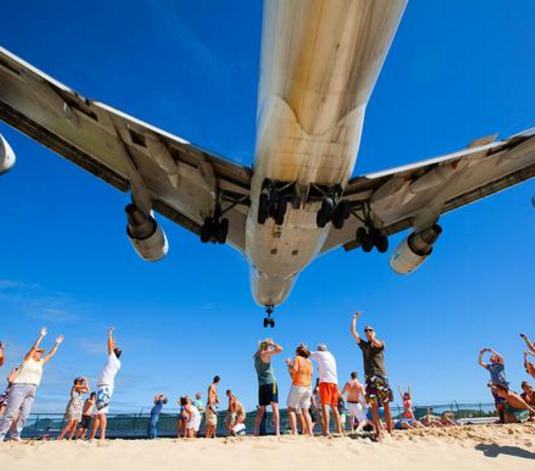 <p>Saint Martin Adası'nın Hollanda'ya bağlı olan bölgesinde hizmet veren Princess Juliana Havaalanı, (Sint Maarten Havaalanı olarak da biliniyor) şehrin plajına çok yakın mesafede olduğundan, kumsalda güneşlenen insanların birkaç metre üstünden geçiyor.12- Princess Juliana Havaalanı</p>
