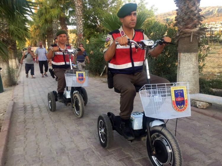 <p>10 günlük Kurban bayram tatili nedeniyle Bodrum’da güvenlik en üst düzeye çıkarıldı. Jandarma ekipleri gingerlarla sahillere indi, maket jandarma araçları uygulama noktalarına konuldu. Jandarma ekiplerinin bu uygulaması tatilcilerden tam not aldı. </p>