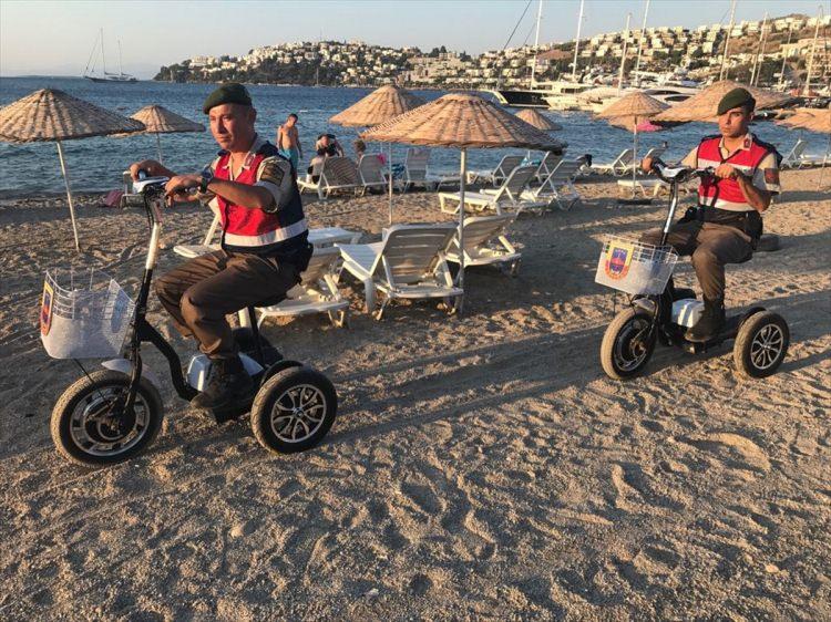 <p>Bayram tatili boyunca Turgutreis, Gündoğan, Göltürkbükü ve Gümüşlük sahilinde ve turistlerin yoğun olduğu bölgelerde ikişerli gruplar halinde gingerlı jandarma ekipleri devriye atacağı öğrenildi.</p>