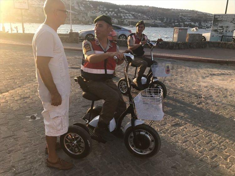 <p>Ekipler, plajlar ve yürüyüş alanlarında ginger ile dolaşarak güvenliği üst düzeye çıkardı.</p>
