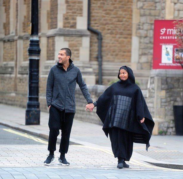<p>Wissam Al Manna ile 2012 yılında evlendikten sonra Müslüman olduğunu açıklayan şarkıcı, hamile olduğuyla ilgili çıkan haberlere uzun süre sessiz kalmıştı. </p>
