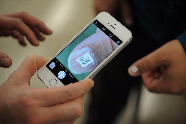 <p>Barkodlar, akıllı telefonlarda bulunan QR kod okuyucu ile okutulabiliyor.</p>

<p>&nbsp;</p>
