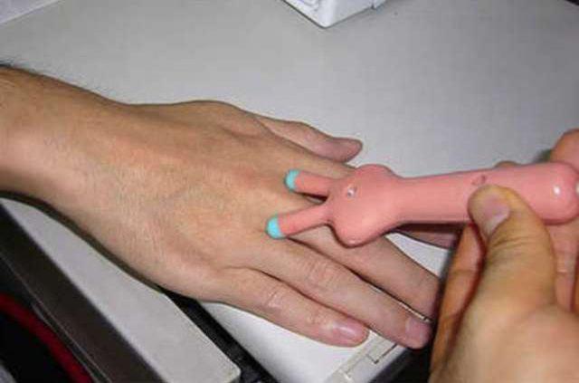 <p>Bu masaj aleti karpal t&uuml;nel sendromunu engellemek i&ccedil;in yani yoğun bilgisayar kullanımı nedeniyle elleri olumsuz etkileyen bir rahatsızlık i&ccedil;in icat edildi.&nbsp;</p>

<p>&nbsp;</p>

<ul>
</ul>

<ul>
</ul>
