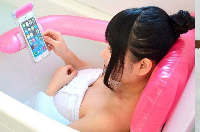 <p>Bilinen hava yastığını farklı şekilde dizayn eden Japonlar bu &uuml;r&uuml;ne'Akıllı Telefon Tutucu Hava Yastığı' ismini verdi.</p>
