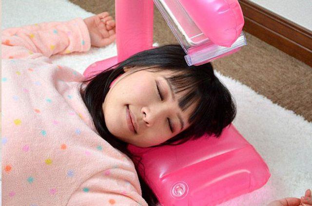 <p>Akıllı telefon su ge&ccedil;irmez kılıfın i&ccedil;inde olduğundan herhangi bir endişe duymadan kullanıma m&uuml;sade ediyor.</p>
