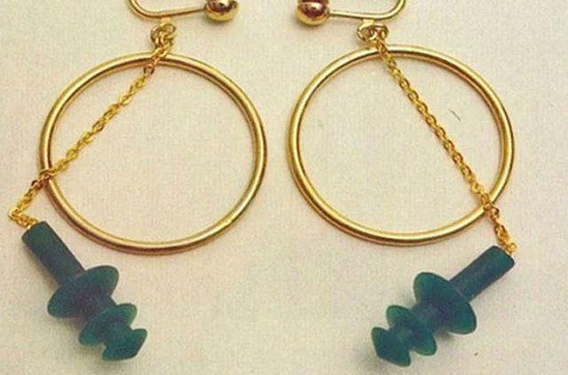 <p>Kulak tıka&ccedil;lı k&uuml;pe&nbsp;</p>
