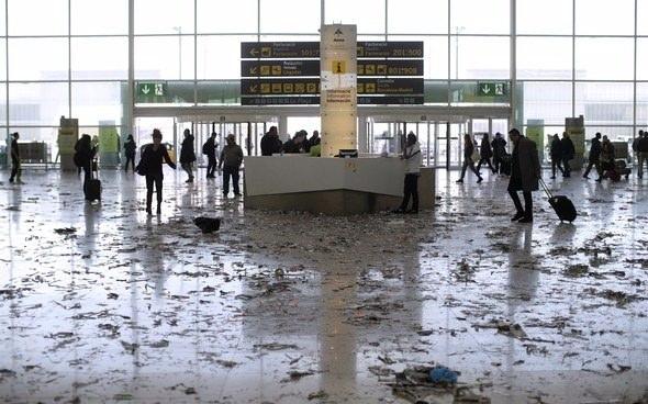 <p>Dört gündür grevde olan temizlik işçilerinin havalimanını temizlememesi sebebiyle terminaller çöple doldu.</p>

<p> </p>
