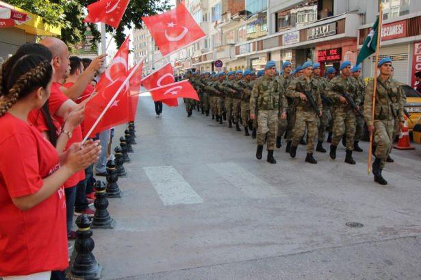 <p> Komandolar, tören geçişi sırasında söyledikleri sloganlarla kent merkezini inletti, halktan büyük alkış aldı.</p>
