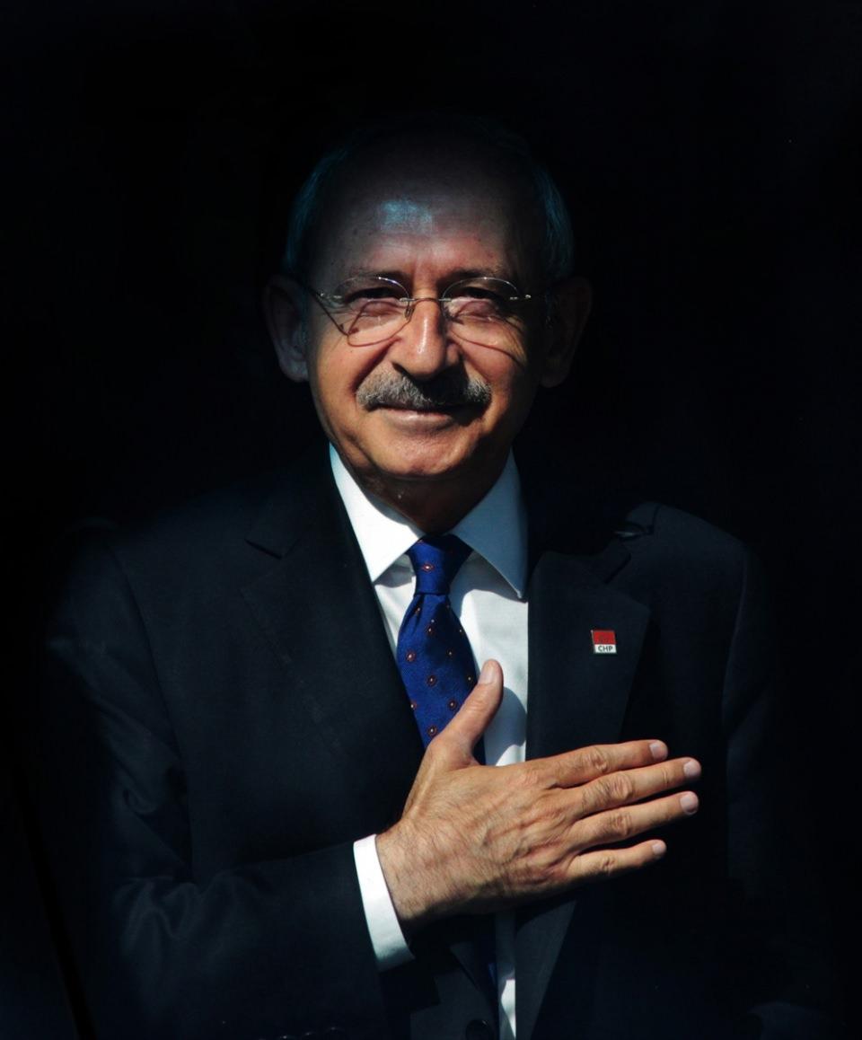 <p> Yarışmada Rafet Hüner Özel Ödülü'nü İhlas Haber Ajansı'ndan Eren Bozkurt aldı. Cumhuriyet Halk Partisi Genel Başkanı Kemal Kılıçdaroğlu, Adana'da havaalanında kendisini karşılamaya gelen partilileri selamlamıştı.</p>