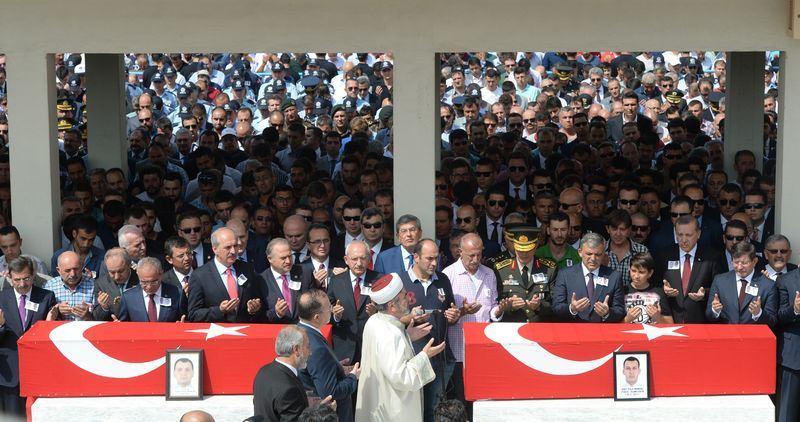<p>Iğdır'da PKK'lı teröristlerin hain saldırısı sonrası 13 polis şehit olmuştu. Iğdır'da şehit olan iki polis memuruna Ankara'da düzenlenen cenaze töreniyle veda edildi.</p>
<p> </p>