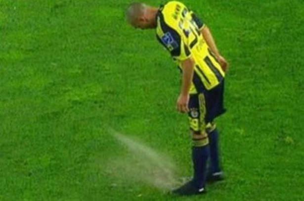 <p> "Bilica penaltı noktasını kazdı" 18 Nisan 2010'da Fenerbahçe'nin Kadıköy'de Beşiktaş'ı 1-0 yendiği maçta Sarı-Lacivertli oyuncu Bilica, 64. dakikadaki penaltı öncesi penaltı noktasını kramponuyla eşeledi. Daha sonra Bobo penaltıyı kaçırdı.</p>
