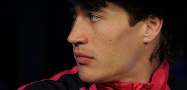 <p><strong>Heyecanlandıran Bojan iddiası!</strong></p>

<p>Trabzonspor'un Barcelona'dan Bojan Krkic'in transferi için Torino ile mücadele ettiği iddia edildi.</p>

<p>Daha lig devam ederken İspanya'ya giden ve burada Barcelona Sportif Direktörü Zubizarreta ile bir araya gelen Trabzonspor Başkanı İbrahim Hacıosmanoğlu, burada Afellay ve Bojan Krkic için söz almıştı. Marc Janko'nun sözleşmesini feshetmek için Trabzon'a gelen Afellay'ın menajeri Hollandalı oyuncunun Trabzon'a gelmek istemediğini söylemiş, fakat bordo-mavililer Bojan için görüşmeleri kesmemişti. Günün bombası ise İtalyan Sky Sports'tan geldi. Bojan için Torino'nun görüşmelere başladığını ama rakibinin de Trabzonspor olduğunu açıkladı.</p>
