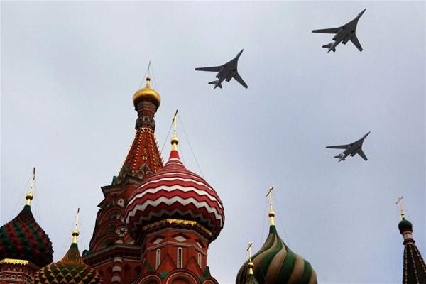 <p>Sovyet/Rus süpersonik ve değişken geometrik yapıya sahip olan stratejik bombardıman ve füze taşıyıcı maksatlı Tu-160 uçağı. Dünyanın en ağır savaş uçağı olarak kabul edilmektedir.</p>

<p> </p>
