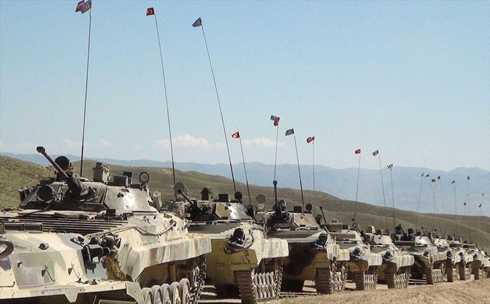<p>Türk ve Azerbaycan silahlı kuvvetlerinin, Nahçıvan Özerk Cumhuriyeti'nde başlattığı ortak askeri tatbikat devam ediyor.</p>

<p> </p>

