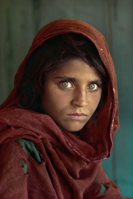 <p><strong>Steve McCurry’nin çektiği bu fotoğraf, dünyanın en ünlü fotoğraflarından biri sayılıyor. Haziran 1984’te çekildi. Sharbat Gula, o tarihte 12 yaşındaydı ve Pakistan’daki bir Afgan mülteci kampında bulunuyordu. Bu fotoğrafın küresel düzeyde ün kazanmasında National Geographic’in katkısı oldu.</strong></p>
