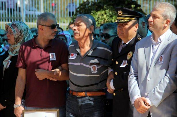 <p>Törene şehidin ailesi ve yakınlarının yanı sıra Elazığ Emniyet Müdürü Nihat İşlek ile meslektaşları katıldı.</p>