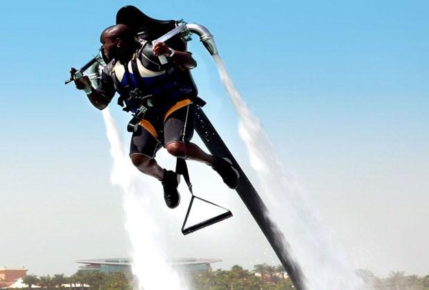 <p><span style="color: #0000ff;"><strong>Jetlev Flyer</strong></span></p> <p>James Bond olma hayali kuran herkes, su gücüyle çalışan ve Q'nun laboratuvarından fırlamış gibi görünen bir jetpack olan Jetlev Flyer'a bayılacaktır. Esnek bir su tedarik hortumu ve 4 zamanlı motoru, kemere basınçlı su çekiyor ve sonra bu su, itiş gücü yaratmak için bir çift püskürtücüden dışarı veriliyor. Bu da kemeri takanın suyun üstünde 10 metreye kadar zıplayabilmesine ve saatte 35 Km hız yapabilmesine imkan tanıyor. Bunu geç de görelim, Bond.</p>