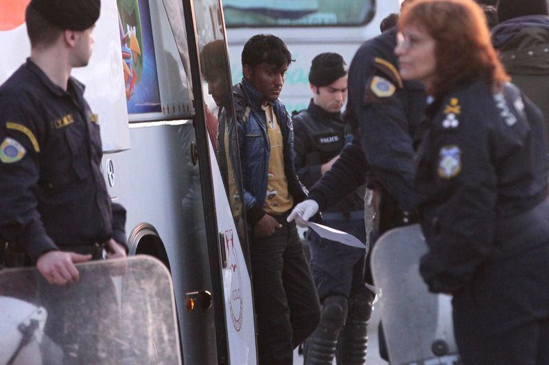 <p>Frontex yetkilisince yapılan açıklamada, 5 otobüsle limana getirilen göçmenlerin çoğunluğunun Pakistan uyruklu olduğu bildirildi.</p>
<p> </p>