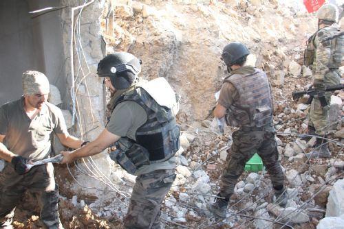 <p>Yenişehir Mahallesindeki bir binanın PKK'lı teröristler tarafından cephanelik olarak kullanıldığı değerlendirilen bodrum katında yapılan aramalarda 27 AK-47 Kaleşnikof, </p>

<p> </p>
