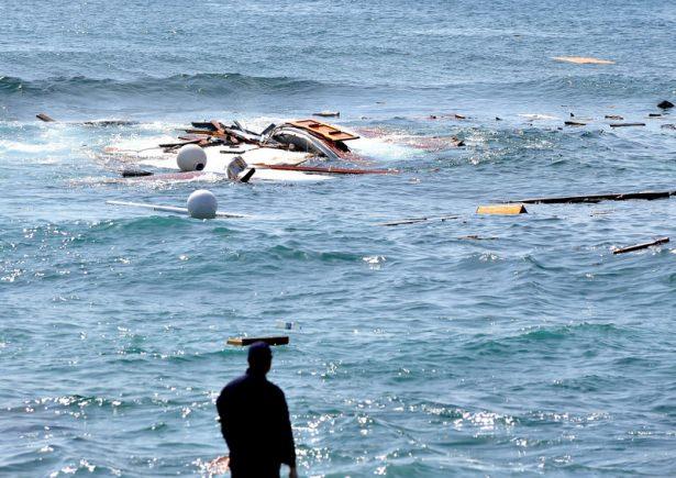 <p>Akdeniz'de kaçak göçmenleri taşıyan bir teknenin daha bugün battığı, olayda ilk belirlemelere göre 20 kişinin öldüğü bildirildi.</p>

<p> </p>
