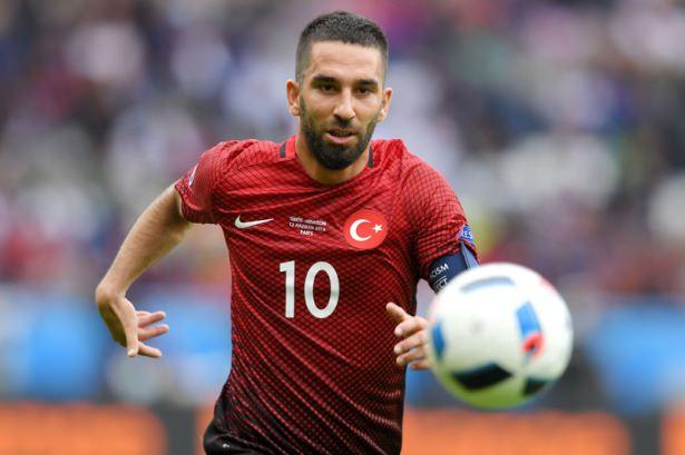 <p>TERİM VE ARDA'YA AĞIR ELEŞTİRİ - Fransız gazetesi Le Figaro, maç sonrası Fatih Terim ve Arda Turan'ı eleştirdi. Terim'in gününde olmadığını, Arda'nın da hiçbir varlık gösteremediğini yazan gazete, "Arda Turan 65 dakika sahada kaldığı oyunda hiçbir varlık gösteremedi.</p>