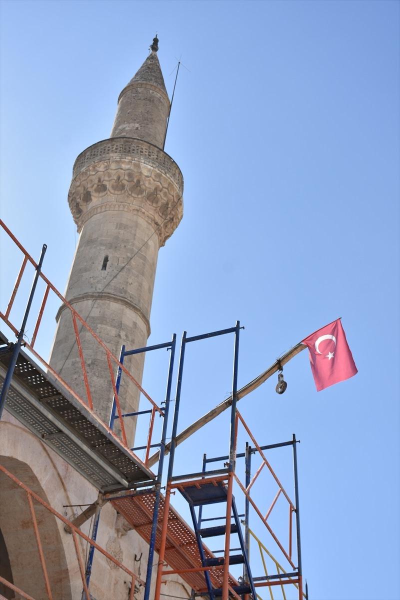 <p>Camide kurulan iskele sistemiyle, kubbedeki motifler ve yazılar, aralarında 6 kadının da bulunduğu nakkaşlar tarafından gün yüzüne çıkarılıyor.</p>
