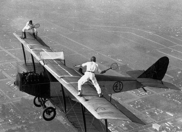 <p>İki cesur adam bin metre yükseklikte uçak üzerinde tenis oynuyor. Los Angeles, 1925</p>

<p> </p>
