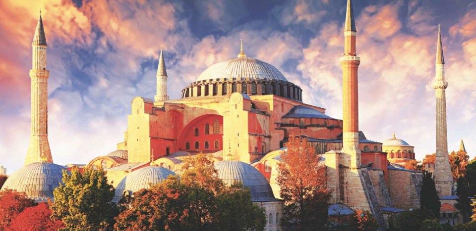 <p>Osmanlı'nın fethettiği yerlerde gelenek haline gelmiş bir uygulaması vardı: Fethedilen yerin burçlarında ezan okutulması ve en büyük kilisesinin camiye çevrilmesi. İmparatorluğa uzanan yolda yapılan fetihlerin hemen hepsinde bu gelenek uygulandı.</p>
