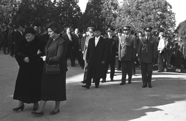 <p>Atatürk'ün naaşının, Anıtkabir'e nakli sırasında düzenlenen kortejde, Atatürk'ün kız kardeşi Makbule Atadan (solda) görülüyor</p>
