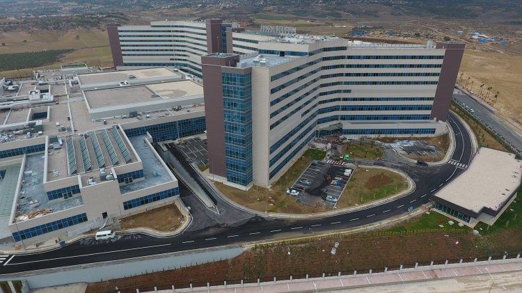 <p>Sağlık Bakanlığının öncelikli olarak yürüttüğü çalışmalar arasında yer alan ve Cumhurbaşkanı Recep Tayyip Erdoğan'ın "kamu-özel sektör işbirliğinin en güzel örneklerinin sergilendiği proje" olarak tanımladığı şehir hastanelerinin tamamlanma süreci devam ediyor.</p>
