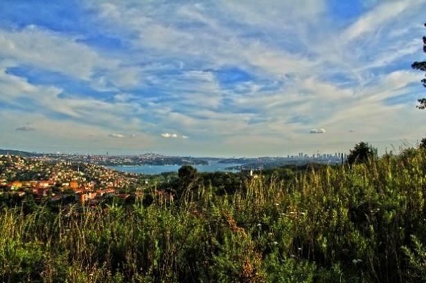 <p><strong>Yuşa Tepesi</strong><br />
Yemek konusunda çok seçeneğin bulunmadığı alan genellikle gündüz saatlerinde ziyaret edilebilir. İstanbul’u ayaklarınızın altına seren tepeden koca şehre yeşilin ve mavinin arasından bakabilirsiniz.</p>