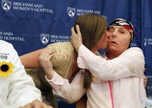 <p>Yaşadıklarını 6 yıl &ouml;nce hayal bile edemeyeceğini dile getiren Tarleton, deneyimlerini, kendi acılarından ka&ccedil;mak amacıyla i&ccedil;lerinde g&uuml;&ccedil; bulmaları i&ccedil;in, başkalarıyla paylaşmak istediğini s&ouml;yledi.</p>