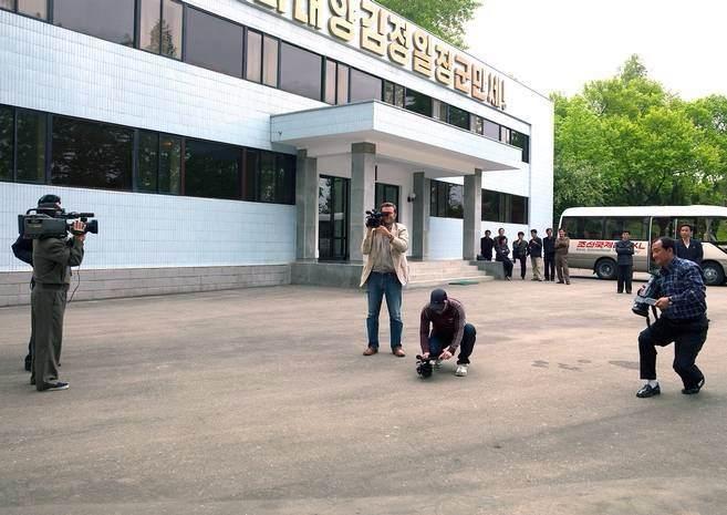 <p>Kuzey Kore'de ki seyahat sırasında çekim ekibini çeken bir ekip daha vardı.</p>