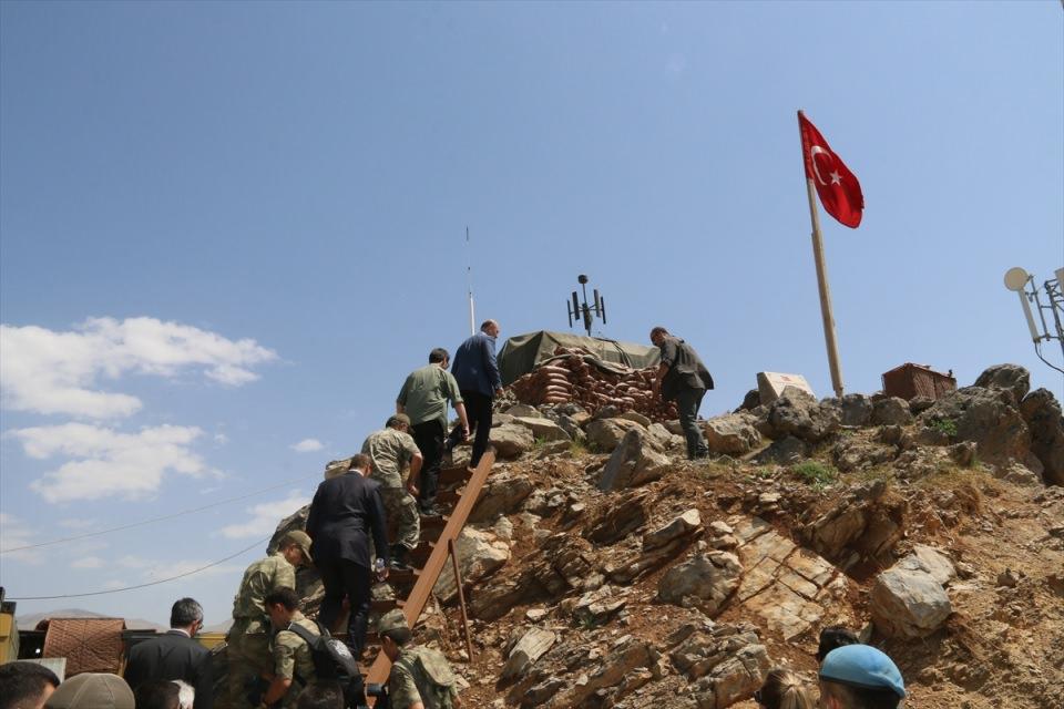 <p><strong> "Herkesin moralini çok yüksek görüyoruz"</strong></p>
<p>Terör örgütü PKK'nın bu yolların yaptırılmaması için çaba sarf ettiğini dile getiren Soylu, "Çünkü ciddi bir şekilde mevzi kaybediyor. Bu görünen dağların tamamında şu anda Allah'a şükürler olsun ki bir taraftan askerimiz, bir taraftan jandarmamız, polisimiz, özel harekatımız, korucularımız, hep birlikte ciddi bir mücadeleyi ortaya koyuyorlar.</p>