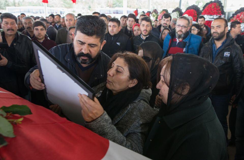 <p>Başkent'te önceki gün akşam terör saldırısında hayatını kaybeden Akkuş'un Türk bayrağına sarılı naaşı, yakınları tarafından Gaziantep Adli Tıp Kurumu morgundan alınarak Asri Mezarlık Merkez Camisi'ne getirildi. </p>

