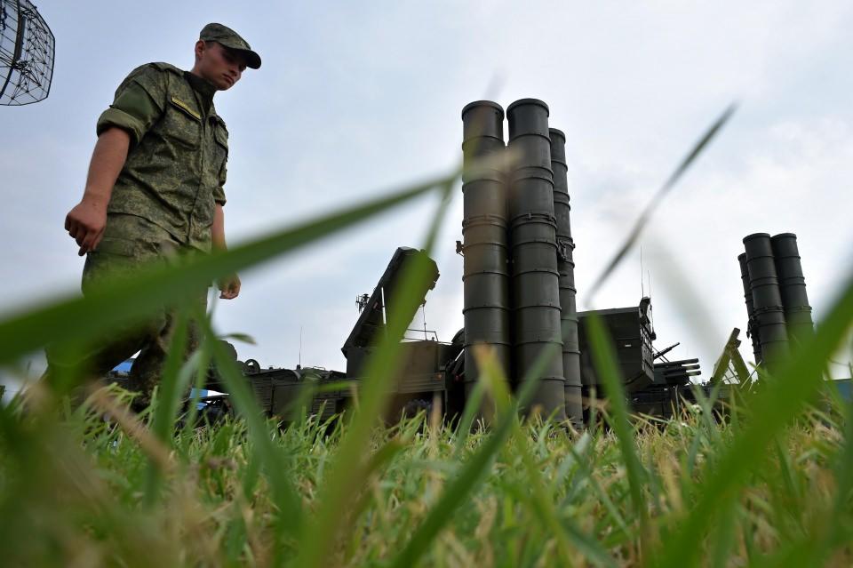 <p><strong>RADAR SİSTEMİ</strong></p>

<p> </p>

<p>s-400’ün radarları bir önceki S-300 sisteminde kullanılan 64N6 ve 76N6 radarlarının gelişmiş versiyonları olan 96L6.</p>
