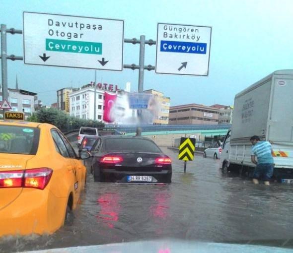 <p>Meteoroloji dün yaptığı açıklamada şiddetli yağışlar karşı uyarmıştı. AKOM da sel ve su baskınlarına karşı İstanbulluları uyarmıştı.</p>
