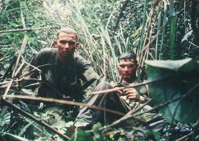 <p>Amerikan tarihinin bu utançla hatırlanacak zamanları sıklıkla fotoğraflara, Saigon'daki Amerikan elçiliğinin tahliyesi de video kayıtlarına konu olur...</p>
