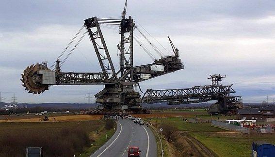 <p>Ayrıca 22 metre çapında döner kova tanburu üzerinde toplam 20 kovası bulunan makinenin her kovası 196 ton hafriyat kapasitelidir ve bir turda 3 bin 920 ton toprak veya kaya hafriyat kaldırabilir.</p>

<p> </p>
